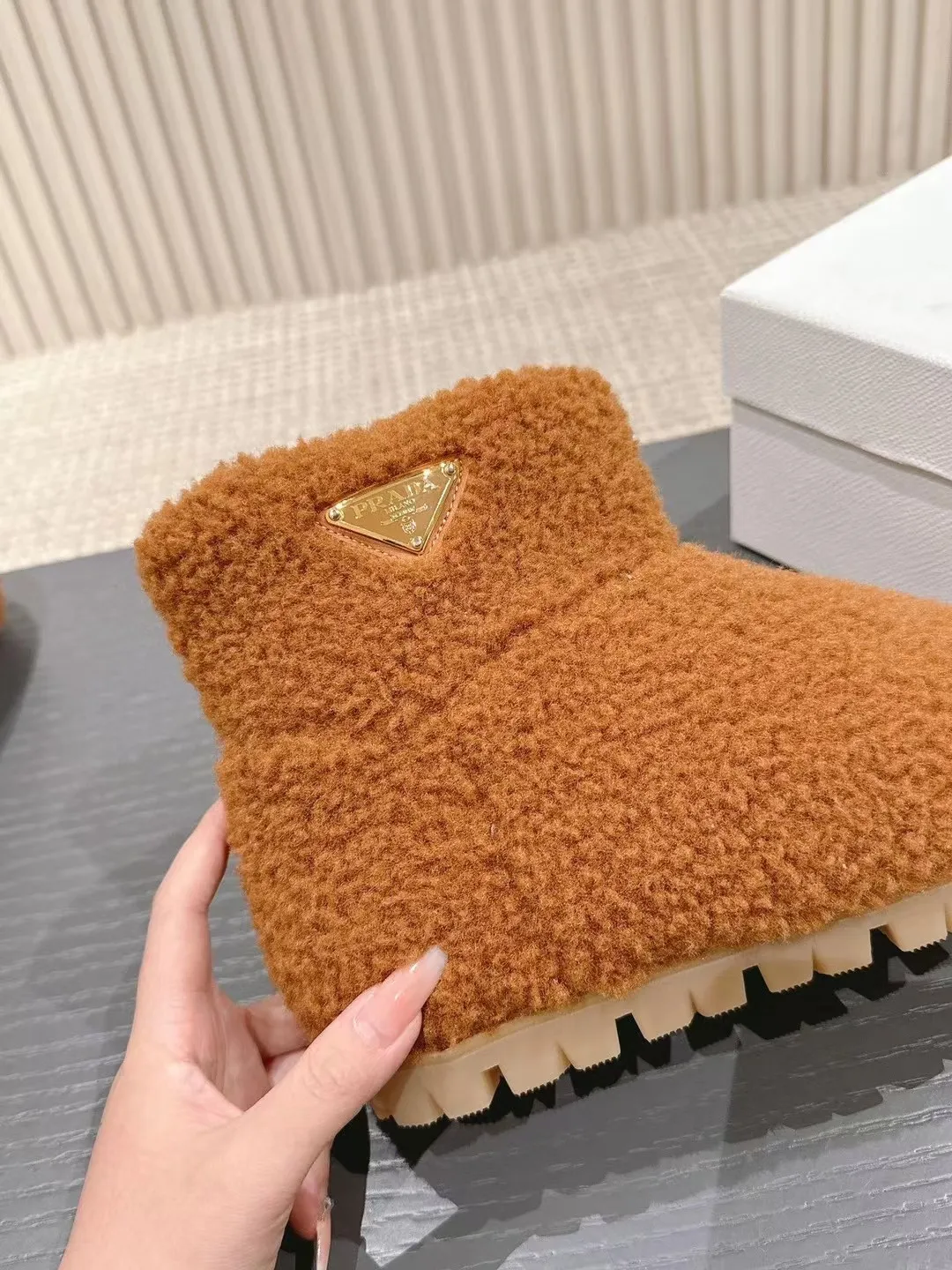 👟👟Ex-factory price 560👟👟 Prada*Prada 2024ss new autumn and winter straight snow boots wool short boots. The fashionable and elegant design presents a classic silhouette. No matter what the situation is, the home court belongs only to you!  Fabric: Customized wool Lining: Customized wool Hardware: Original hardware 1:1 molding Outsole: Original molded raw rubber outsole Code number: 35-40 (customized 40 pieces are not returnable)